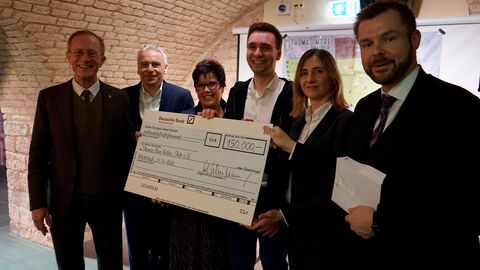 . (v.l.n.r.: Staatsminister Axel Wintermeyer, Michael Cyriax, Landrat des Main-Taunus-Kreises, Jutta Nothacker, Geschäftsführerin der Stiftung „Flughafen Frankfurt/Main für die Region“ mit dem Vorstand des Thomas More Kultur.Club e.V.)