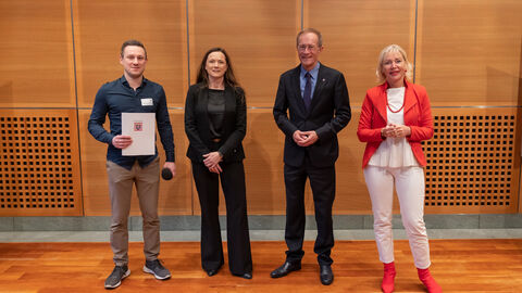 Der Chef der Hessischen Staatskanzlei, Staatsminister Axel Wintermeyer, hat gemeinsam mit Digitalministerin Prof. Dr. Kristina Sinemus eine Förderung in Höhe von 500 Euro an Antenne Bergstraße e.V. überreicht. Der Verein beteiligt sich an der Crowdfunding-Initiative des Landes. (v.l.n.r.: Marco Schleicher vom Vorstand Antenne Bergstraße e.V., Birgit Rathmann, Geschäftsführerin von VR NetWorld, Staatsminister Axel Wintermeyer, Digitalministerin Prof. Dr. Kristina Sinemus)