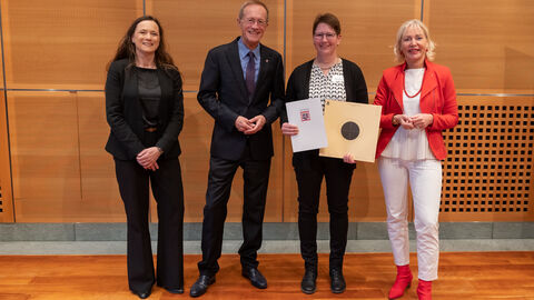 Der Chef der Hessischen Staatskanzlei, Staatsminister Axel Wintermeyer, hat gemeinsam mit Digitalministerin Prof. Dr. Kristina Sinemus eine Förderung in Höhe von 500 Euro an Eitra 1902 e.V überreicht. Der Schützenverein beteiligt sich an der Crowdfunding-Initiative des Landes. (v.l.n.r.: Birgit Rathmann, Geschäftsführerin von VR NetWorld, Staatsminister Axel Wintermeyer, Silke Deiseroth von Eitra 1902 e.V, Digitalministerin Prof. Dr. Kristina Sinemus) 