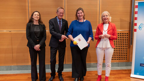 Der Chef der Hessischen Staatskanzlei, Staatsminister Axel Wintermeyer, hat gemeinsam mit Digitalministerin Prof. Dr. Kristina Sinemus eine Förderung in Höhe von 500 Euro an die Musikschule Wehrheim überreicht, die sich an der Crowdfunding-Initiative des Landes beteiligt. (v.l.n.r.: Birgit Rathmann, Geschäftsführerin von VR NetWorld, Staatsminister Axel Wintermeyer, Almut Rödel von der Musikschule Wehrheim, Digitalministerin Prof. Dr. Kristina Sinemus) 