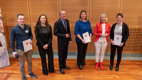 Der Chef der Hessischen Staatskanzlei, Staatsminister Axel Wintermeyer, hat gemeinsam mit Digitalministerin Prof. Dr. Kristina Sinemus Förderungen in Höhe von jeweils 500 Euro an Vereine und Organisationen überreicht, die sich an der Crowdfunding-Initiative des Landes beteiligt haben. (v.l.n.r.: Marco Schleicher vom Vorstand Antenne Bergstraße e.V., Birgit Rathmann, Geschäftsführerin von VR NetWorld, Staatsminister Axel Wintermeyer, Almut Rödel von der Musikschule Wehrheim, Digitalministerin Prof. Dr. Krist