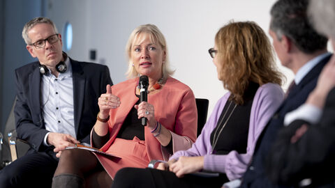 v.l.n.r.: C. Engelhardt Landrat des Kreises Bergstraße, Prof. Dr. Kristina Sinemus, Silke Wettach, WirtschaftsWoche, Francesco R. Frieri CDO und Generaldirektor für Ressourcen, Europa, Innovation und Institutionen der Emilia-Romagna, Eddy Hartog, EU-Kommission, GD CONNECT: Initiative living-in.eu