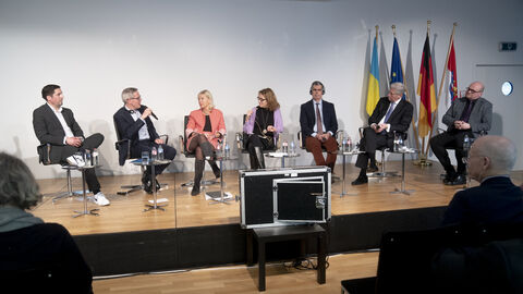 v.l.n.r.: Dr. O. Bäcker Leiter des Digitalzentrums Arena of IoT, Eintracht Frankfurt, Christian Engelhardt, Prof. Dr. Kristina Sinemus, Silke Wettach, WirtschaftsWoche, Francesco R. Frieri CDO, Eddy Hartog EU-Kommission, GD CONNECT, Initiative living-in.eu, Georg Houben EU-Kommission, GD ENER 