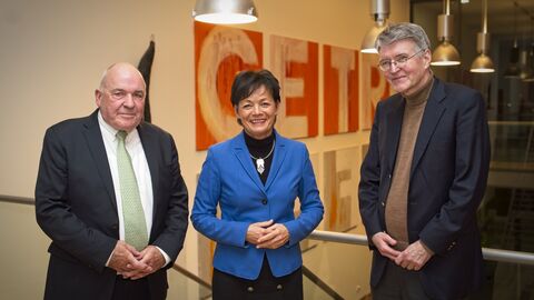 Gruppenfoto anlässlich 175 Jahre Paulskirche v.l.n.r.: Der Historiker Prof. Dr. Dieter Hein, Staatsministerin Lucia Puttrich und der Verfassungsrechtler Prof. Dr. Christian Waldhoff 