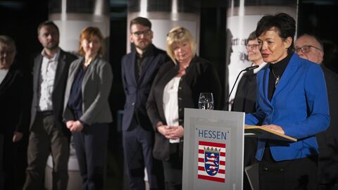 Staatsministerin Lucia Puttrich bedankte sich bei Schauspielern des Berliner Amateurbühnenverbandes, die eigens für diesen Abend Originaltexte aus der damaligen Parlamentsdebatte vorgetragen hatten
