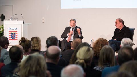 Dr. Johannes Hahn, EU-Kommissar für Haushalt und Verwaltung, im Gespräch mit Robert Menasse