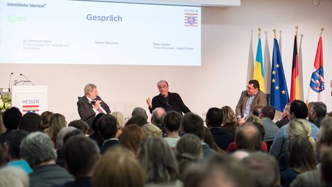 v.l.n.r.Dr. Johannes Hahn, EU-Kommissar für Haushalt und Verwaltung, Robert Menasse, Moderator Peter Kapern, Deutschlandradio, Studio Brüssel