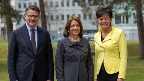 Ministerpräsident Boris Rhein und Staatsministerin Lucia Puttrich mit Frau Dr. Droste am Rande der Verabschiedung Ministerpräsident Boris Rhein und Staatsministerin Lucia Puttrich mit Frau Dr. Droste am Rande der Verabschiedung