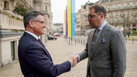 Ministerpräsident Boris Rhein empfängt den Botschafter der Ukraine Oleksii Makeiev (rechts)