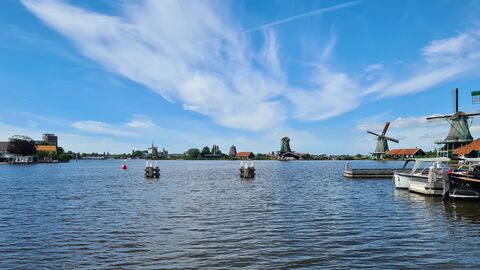 Ufer mit Windmühlen