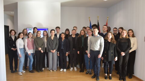 Am 27.02.2023 besuchte der Verein „Juristen des deutschen und französischen Rechts“ die Hessische Landesvertretung und informierten sich über die EU-Institutionen und die Tätigkeiten der Landesvertretung in Brüssel