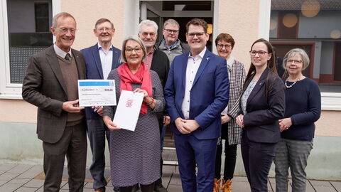 Der Chef der Hessischen Staatskanzlei, Staatsminister Axel Wintermeyer, hat während der Aktionswoche „Alter besser machen“ der Landesregierung das Café Kleeblatt in Bad Vilbel besucht und einen Förderbescheid in Höhe von 500 Euro überreicht. (vorne, v.l.n.r.: Staatsminister Axel Wintermeyer, Lucia André, Leiterin des Café Kleeblatt, Bürgermeister Sebastian Wysocki und Sozialdezernentin Ricarda Müller-Grimm. Hinten: Die Aktiven des Café Kleeblatt in Bad Vilbel) Der Chef der Hessischen Staatskanzlei, Staatsminister Axel Wintermeyer, hat während der Aktionswoche „Alter besser machen“ der Landesregierung das Café Kleeblatt in Bad Vilbel besucht und einen Förderbescheid in Höhe von 500 Euro überreicht. (vorne, v.l.n.r.: Staatsminister Axel Wintermeyer, Lucia André, Leiterin des Café Kleeblatt, Bürgermeister Sebastian Wysocki und Sozialdezernentin Ricarda Müller-Grimm. Hinten: Die Aktiven des Café Kleeblatt in Bad Vilbel)