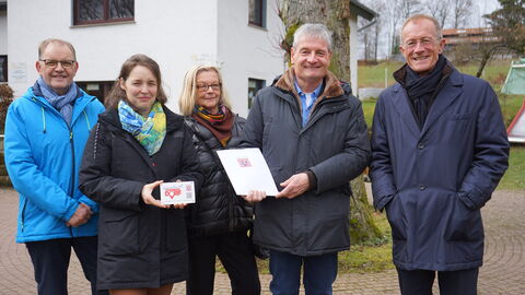 Der Chef der Hessischen Staatskanzlei, Staatsminister Axel Wintermeyer, hat einen Förderbescheid aus dem Programm „Starkes Dorf – Wir machen mit“ über 3.500 Euro an die Vereine Kolpingsfamilie Weyhers-Ebersberg e. V. und den Rhönklub, Zweigverein Weyhers für ihr Projekt „Weyhers digital erleben“ überreicht. (v.l.n.r.: Walter Storch, Rhönklub, Silvia Feuerstein, Kolpingsfamilie, Claudia Axt-Müller, Vorstand Rhönklub, Eberhard Paul, Rhönklub, Staatsminister Axel Wintermeyer)
