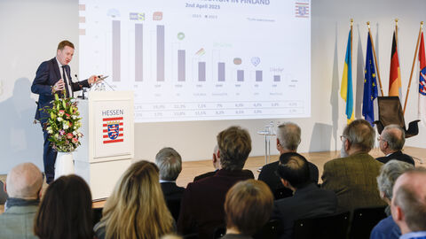 Rikhard Husu, EU-Korrespondent, Finnischer Rundfunk, analysiert die Wahlergebnisse Rikhard Husu, EU-Korrespondent, Finnischer Rundfunk, analysiert die Wahlergebnisse