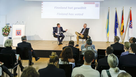 Bengt Ljung, Brüssel Korrespondent, Schwedische Nachrichtenagentur, im Gespräch mit Rikhard Husu Bengt Ljung, Brüssel Korrespondent, Schwedische Nachrichtenagentur, im Gespräch mit Rikhard Husu