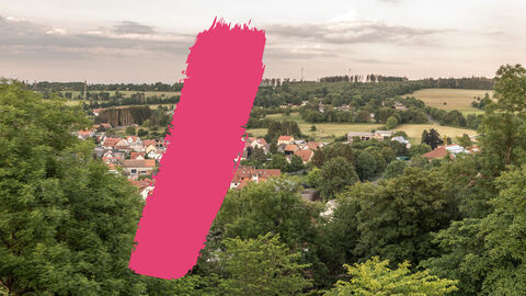 Modellvorhaben Treffpunkte Pinker Strick vor Blick auf Kommune im Vogelsbergkreis