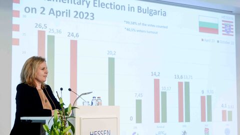 Desislava Apostolova, EU-Korrespondentin Bulgarisches Nationales Fernsehen (BNT), präsentiert die Wahlergebnisse