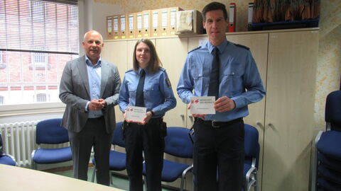 Menschen des Respekts Poseck  Justizminister Roman Poseck hat zwei Bedienstete der Justizvollzugsanstalt Kassel I „Menschen des Respekts“ ausgezeichnet.