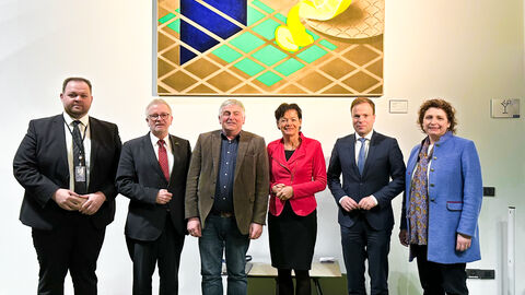 Die Europaministerin trifft die hessischen Europaabgeordneten: v.l.n.r. Engin Eroglu, Michael Gahler, Martin Häusling, Europaministerin Lucia Puttrich, Prof. Dr. Sven Simon, Vizepräsidentin des EP Nicola Beer Die Europaministerin trifft die hessischen Europaabgeordneten: v.l.n.r. Engin Eroglu, Michael Gahler, Martin Häusling, Europaministerin Lucia Puttrich, Prof. Dr. Sven Simon, Vizepräsidentin des EP Nicola Beer