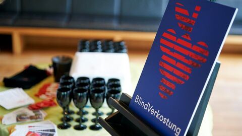 Weingläser aufgereiht auf einem Tisch