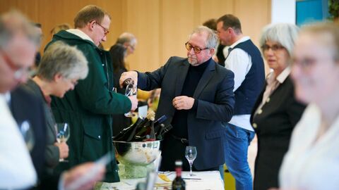 Sehen, riechen, schmecken - am Stand der Winzergenossenschaft der Bergsträßer Winzer füllt der Vorsitzende des Weinbauverbandes, Otto Guthier, persönlich die Gläser