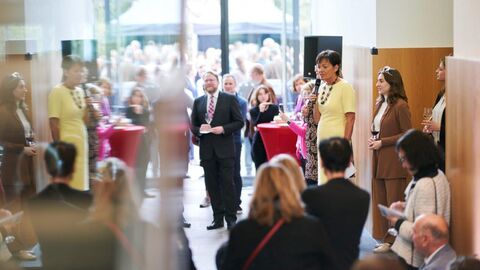 Ministerin spricht zu den Gästen in sonnendurchflutetem Raum