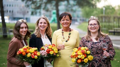 In diesem Jahr begleiteten Staatsministerin Lucia Puttrich (2.v.r.) die Weinmajestäten Katja Föhr aus dem Rheingau (1.v.l.), Stefanie Kippenhan für die Hessische Bergstraße (1.v.r.) und ihre Weinprinzessin Caroline Ebert (2.v.l.) Ministerin in sonnengelbem Kleid umringt von Weinköniginnen lächelt in die Kamera