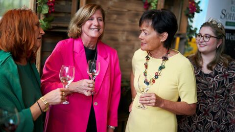 Die Ministerin im Gespräch mit Gästen am Stand des Weinguts Ries