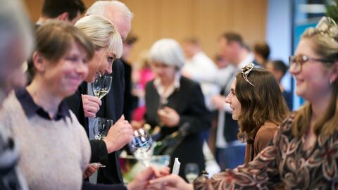 Sie sorgten für ein fröhliches Ambiente und unterhielten sich angeregt mit interessierten Gästen: Die amtierenden Weinköniginnen Stefanie Kippenhan (1.v.r.) sowie Katja Föhr (2.v.r.)