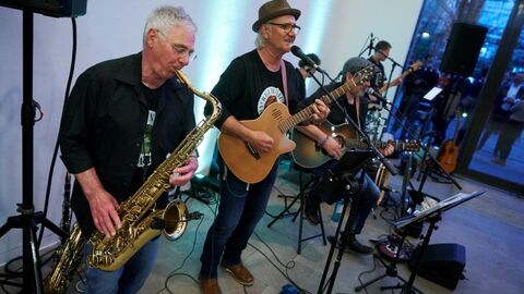 Kleine Band spielt Live-Musik: Passend zum Schlendern harmonierten die Hits "Schmegge Losse" und "Bei uns isses schee" der Rheingau Vista Boys