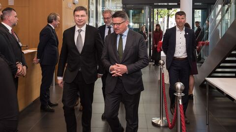 Ministerpräsident Boris Rhein mit Exekutiv-Vizekommissionspräsident Valdis Dombrovskis