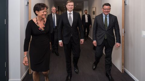 v.l.n.r. Europaministerin Lucia Puttrich, Exekutiv-Vizekommissionspräsident Valdis Dombrovskis, Ministerpräsident Boris Rhein Europaministerin Lucia Puttrich, Exekutiv-Vizekommissionspräsident Valdis Dombrovskis und Ministerpräsident Boris Rhein