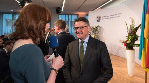 Im Vorfeld des Jahresempfangs interviewt die Leiterin des hr-Studio Wiesbaden, den Ministerpräsidenten zur AMLA-Bewerbung Frankfurts 