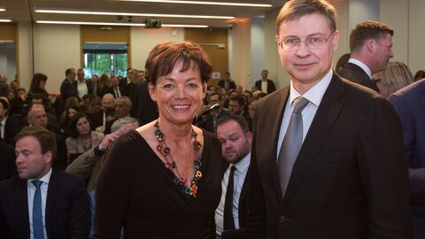 Europaministerin Lucia Puttrich mit Exekutiv-Vizekommissionspräsident Valdis Dombrovskis; Im Hintergrund die hessischen Europaabgeordneten Prof. Dr. Sven Simon und Engin Eroglu