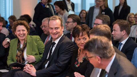 v.l.n.r.  EP-Vizepräsidentin Nicola Beer, Europaministerin Lucia Puttrich, der Ministerpräsident der Deutschsprachigen Gemeinschaft, Oliver Paasch und Ministerpräsident Boris Rhein v.l.n.r.  EP-Vizepräsidentin Nicola Beer, Europaministerin Lucia Puttrich, der Ministerpräsident der Deutschsprachigen Gemeinschaft, Oliver Paasch und Ministerpräsident Boris Rhein