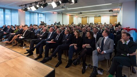 Ein Blick ins Publikum im großen Saal Ein Blick ins Publikum im großen Saal