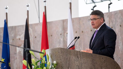 Ministerpräsident Boris Rhein Ministerpräsident Boris Rhein an Rednerpult