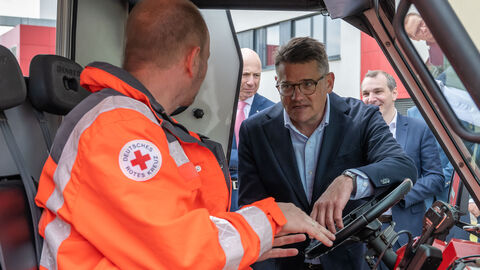 Ministerpräsident Boris Rhein besucht Katastrophenschutzzentrum Frankfurt Ministerpräsident Boris Rhein besucht Katastrophenschutzzentrum Frankfurt