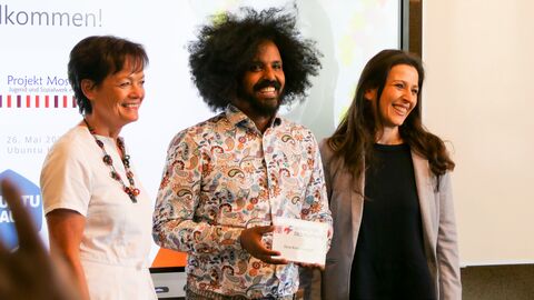 Europaministerin Lucia Puttrich hat den Vorsitzenden des Vereins „Projekt Moses Jugend und Sozialwerk e. V.“ aus Frankfurt am Main, Herrn Zerai Kiros Abraham, als „Mensch des Respekts“ ausgezeichnet. Europaministerin Lucia Puttrich, Zerai Kiros Abraham und Dilek Akkaya von der Frap Agentur gGmbH (v.l.n.r.) bei der Übergabe der Ehrung