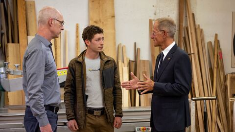 Staatsminister Axel Wintermeyer im Gespräch mit dem Jung-Gesellen Viktor Grossbach in der Schreinerei Fuchs in Hofheim am Taunus. Im Rahmen der Aktionswoche „Kabinett besucht Talente“ wirbt Hessens Landesregierung für Ausbildungsberufe. Von links nach rechts: Inhaber der Schreinerei Fuchs, Martin Schuchardt, Viktor Grossbach, Staatsminister Axel Wintermeyer. 