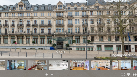 Screenshot der Seite „Eingangsbereich“ aus dem virtuellen Rundgang mit einer Aufnahme des Eingangsbereichs der Staatskanzlei vom Kranzplatz aus