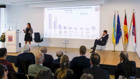 Präsentation der Wahlergebnisse mit Maria Psara, Efimerida ton Syntakton Greece (Zeitung) und STAR-TV Greece