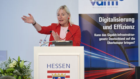 Begrüßung & Impuls mit Prof. Dr. Kristina Sinemus, Hessische Ministerin für Digitale Strategie und Entwicklung Begrüßung & Impuls mit Prof. Dr. Kristina Sinemus, Hessische Ministerin für Digitale Strategie und Entwicklung