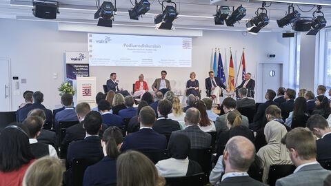 Podiumsdiskussion: v.l.n.r. Jürgen Grützner, Prof. Dr. Kristina Sinemus, Renate Nikolay, David Zimmer und Christian Sommer Podiumsdiskussion: v.l.n.r. Jürgen Grützner, Prof. Dr. Kristina Sinemus, Renate Nikolay, David Zimmer und Christian Sommer
