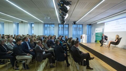 Gespannt verfolgte das Publikum das Gespräch.