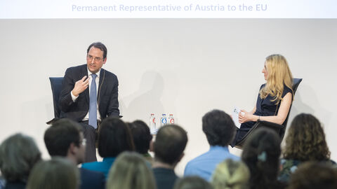 Ilka Wölfle, Stellvertretende Vorsitzende EUD Brüssel, im Gespräch mit Botschafter Dr. Nikolaus Marschik