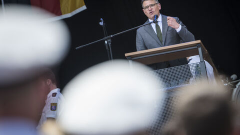 Ministerpräsident Boris Rhein spricht während der Vereidigung von rund 900 Kommissaranwärterinnen und -anwärtern. Vereidigung