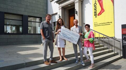 Staatsminister Axel Wintermeyer übergibt Förderbescheid