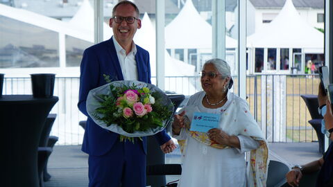 Sozial- und Integrationsminister Kai Klose (links) und die mit der seit 2017 von der Landesregierung vergebenen Würdigung „Menschen des Respekts“ ausgezeichnete Perminder Kaur Jasuja