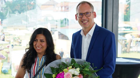 Auszeichnung Marina Homsi Sozial- und Integrationsminister Kai Klose (rechts) und die mit der seit 2017 von der Landesregierung vergebenen Würdigung „Menschen des Respekts“ ausgezeichnete Marina Homsi